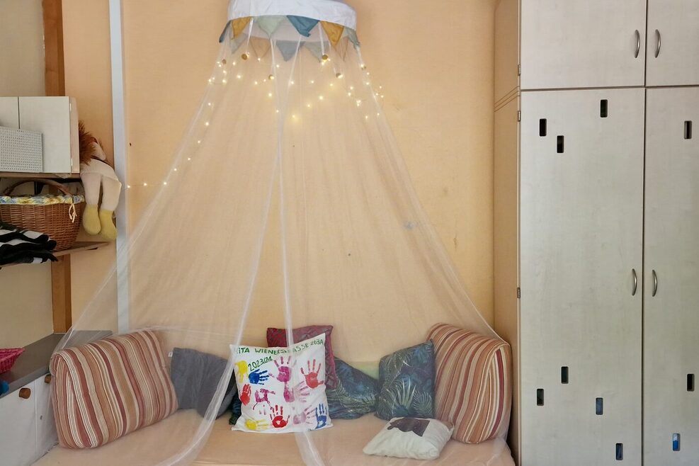 In the relaxation area, children have mattresses, pillows and books for a relaxing break.