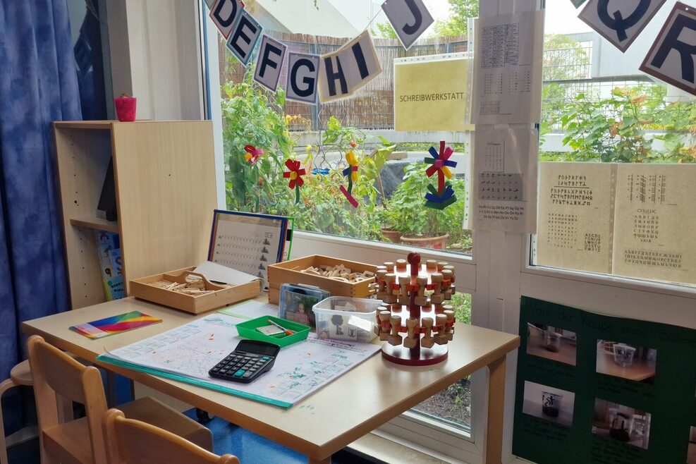 In addition to pens and paper, children can also use stamps at the desk in the writing workshop.