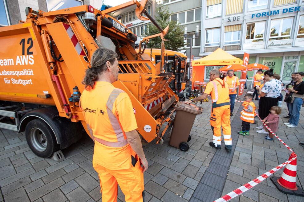 Fahrzeug der AWS auf dem Marktplatz