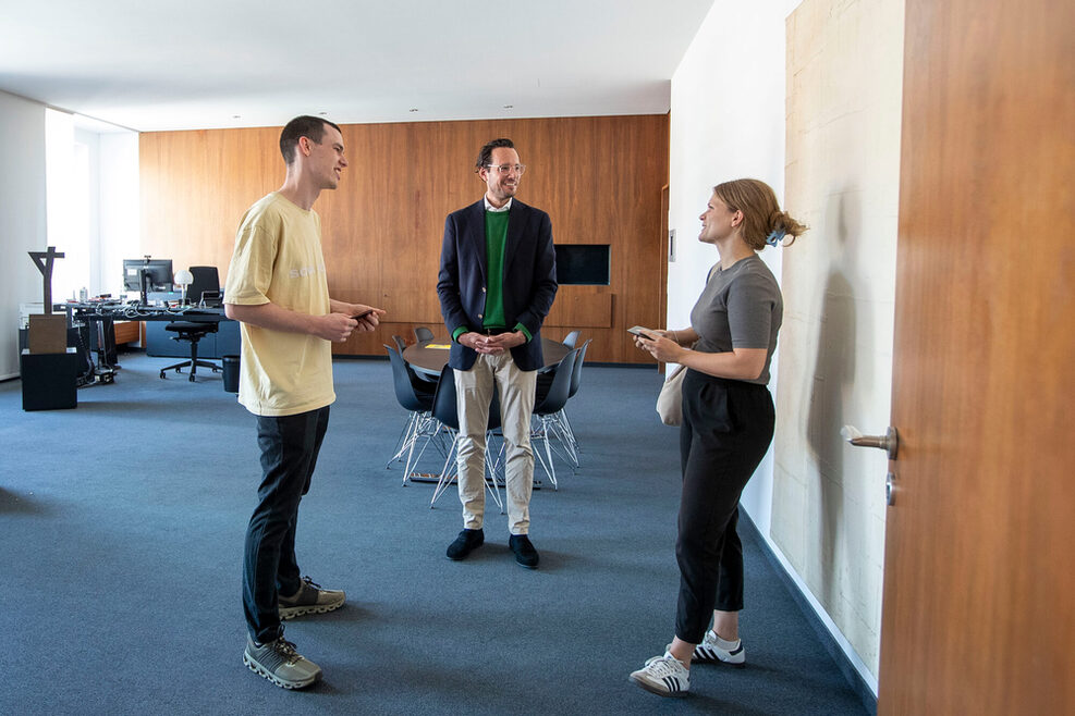 Erster Bürgermeister Fabian Mayer in seinem Büro im Gespräch mit Bürgerinnen und Bürgern