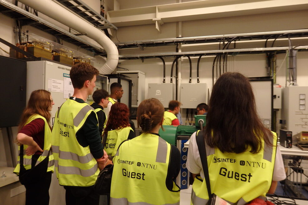 Der Jugendrat Stuttgart besichtigt das Hydro Lab...