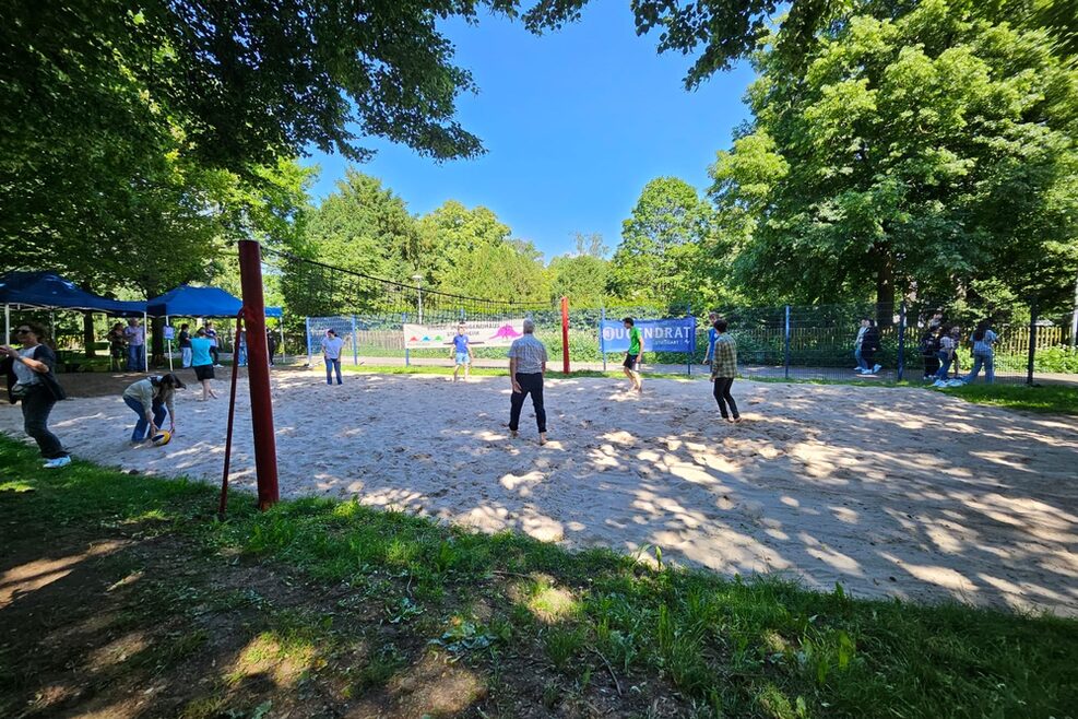 Einweihung des Beachvolleyballfelds in Stuttgart-Stammheim durch den Jugendrat