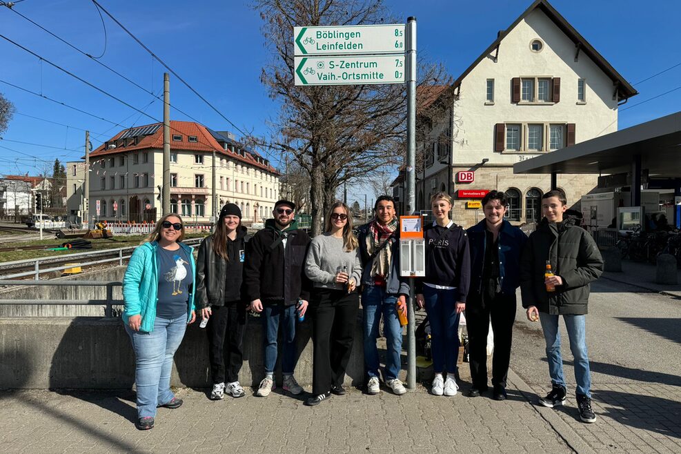 Der Jugendrat Stuttgart-Vaihingen beim Aufhängen eines Kippsters zum Entsorgen von Zigaretten