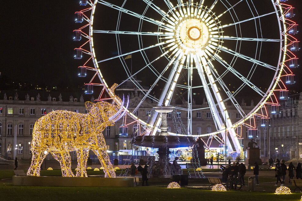 Schlossplatz mit Riesenrad und Glanzlichtern