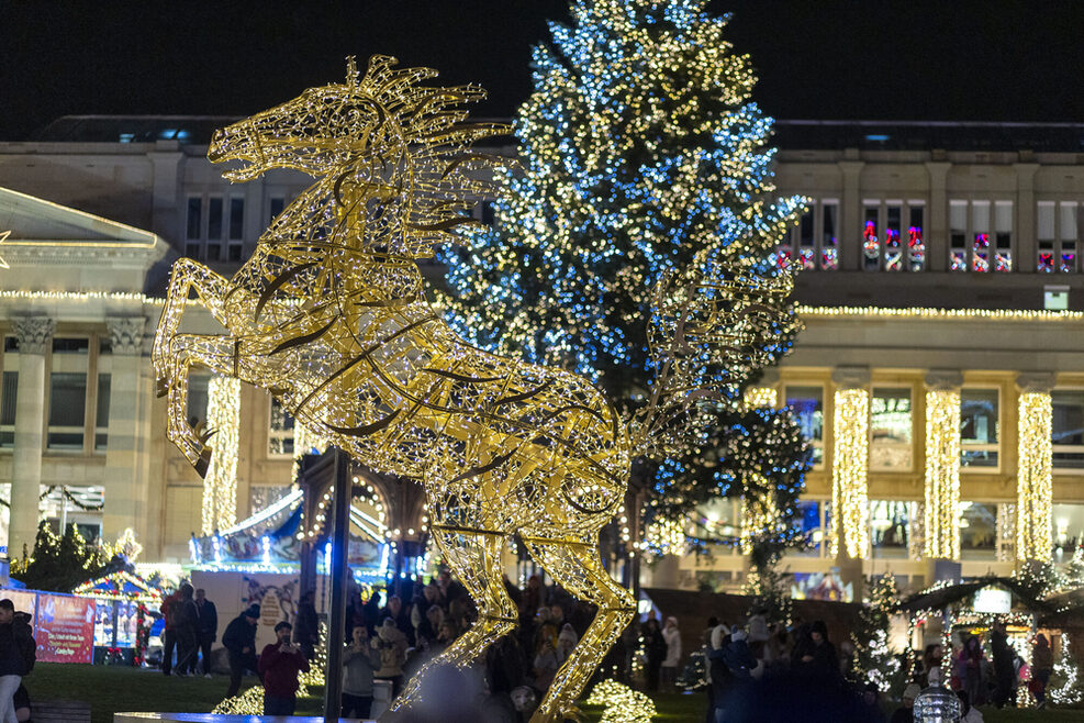 Erleuchtetes Stuttgarter Rössle mit Weihnachtsbaum vor dem Königsbau.