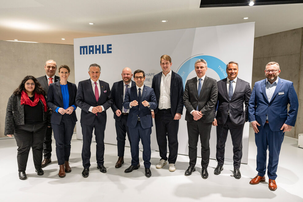 Gruppenbild beim Besuch der Firma Mahle vor Pressewand