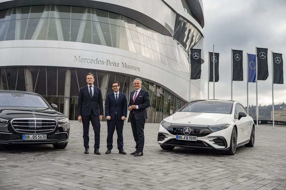 Zwei Autos und Mercedes Vorstand Markus Schäfer, EU-Kommissar Stéphane Séjourné und OB Nopper vor dem Mercedes-Benz-Museum.