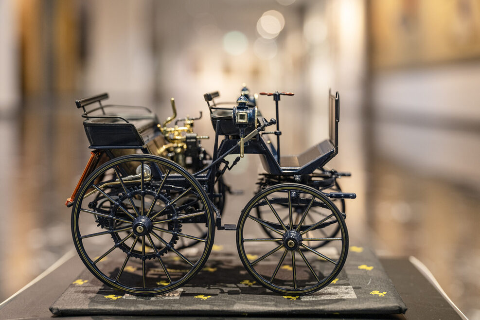 Modell einer Daimler Motorkutsche aus dem Jahr 1886