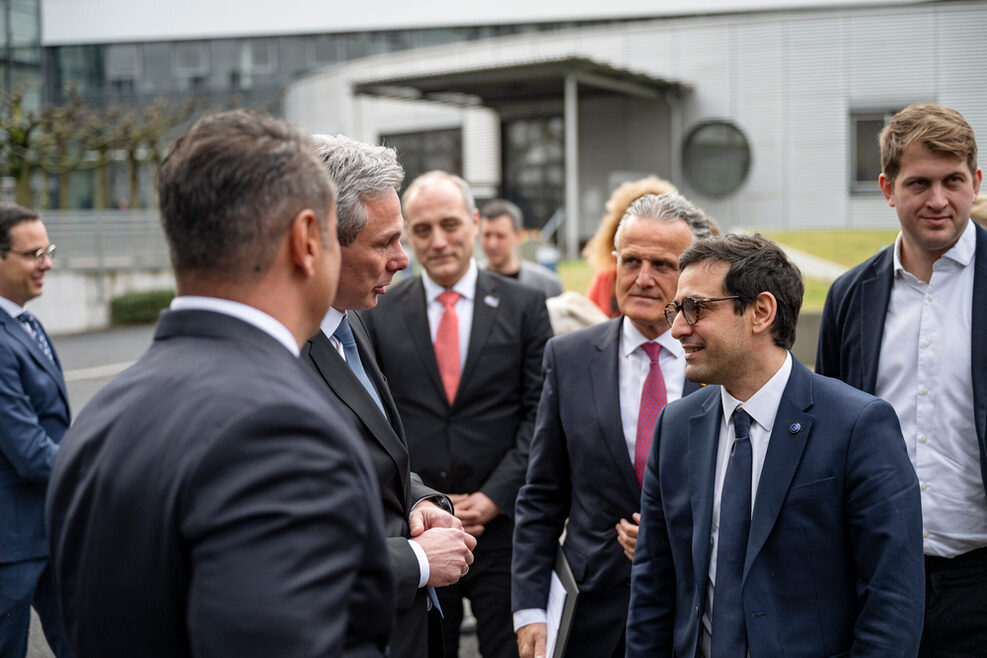 EU-Kommissar Stépane Séjourné im Gespräch, im Hintergrund OB Nopper.