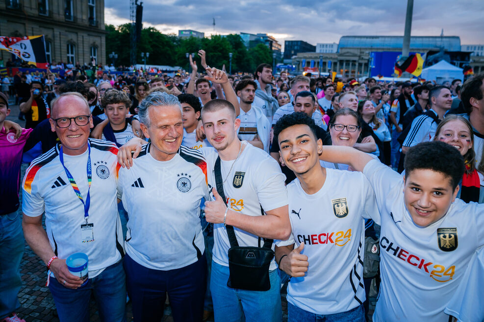 OB Nopper in der Fanzone Schlossplatz beim Auftaktsieg der Deutschen Fußballnationalmannschaft