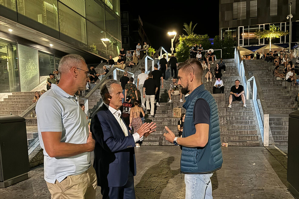 OB Nopper im Gespräch vor der Freitreppe am Schlossplatz in einer Wochenendnacht