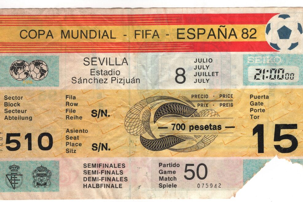 Foto von Vorderseite der Eintrittskarte vom Fußballspiel Spanien 1982 Deutschland gegen Frankreich
