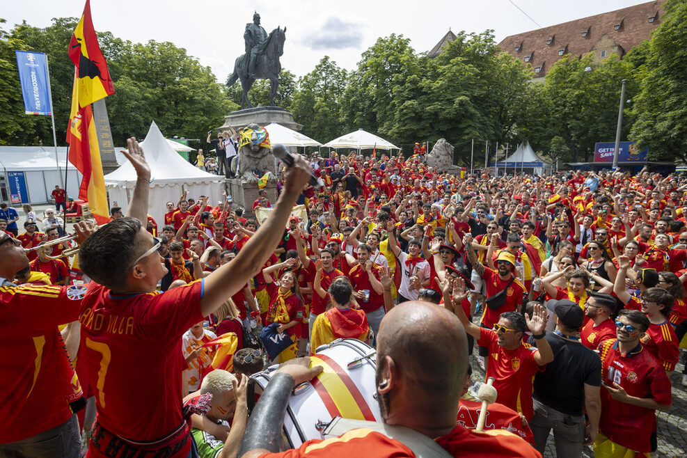 Spanische Fans auf dem Karlsplatz in den Nationalfarben Rot und Gelb
