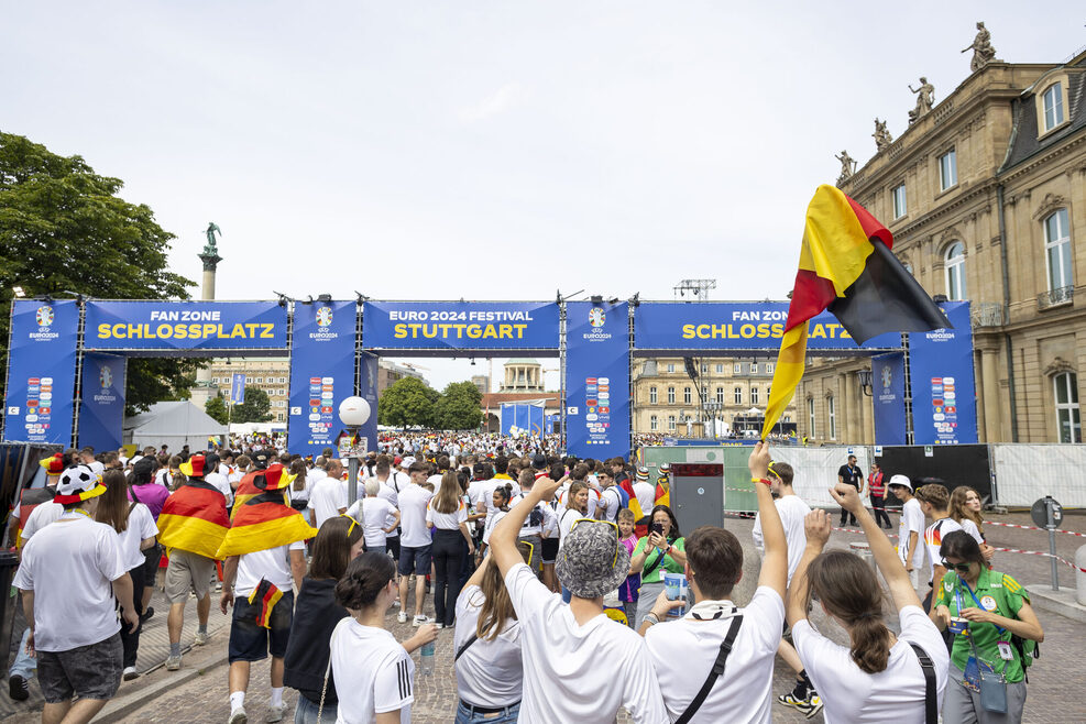 Tausende deutsche Fans stehen vor dem Eingang zum beim Public Viewing am Schlossplatz.