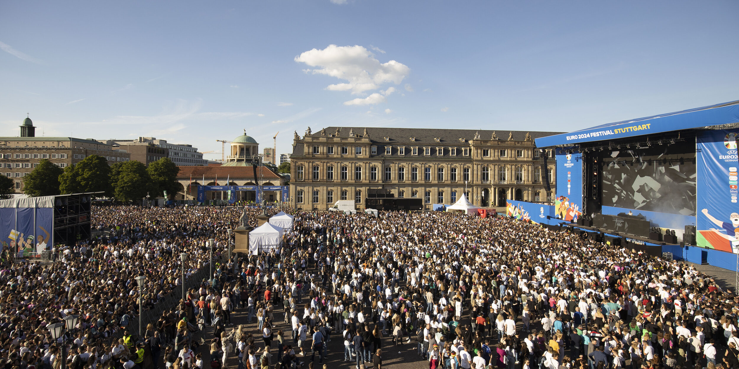 Große Menschenmasse auf dem Schlossplatz beim Eröffnungskonzert der UEFA EURO 2024. Am Neuen Schloss ist eine große Bühne aufgebaut.