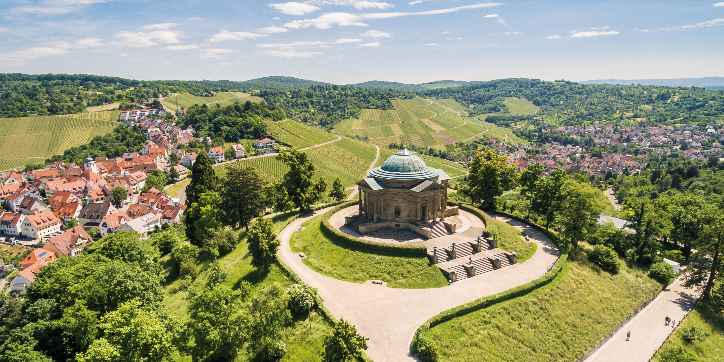 Grabkapelle auf dem Württemberg, Landschaft mit Hügeln, grünen Weinbergen und Häusern mit roten Dächern