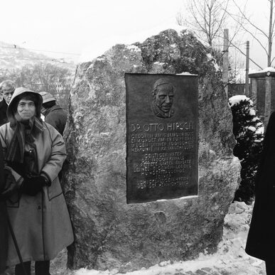 Manfred Rommel 1985 bei der Enthüllung des Gedenksteins für Dr. Otto Hirsch