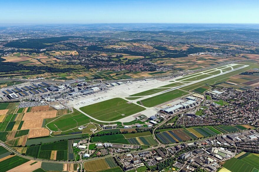 Luftbild vom Flughafen Stuttgart mit Start- und Landebahn