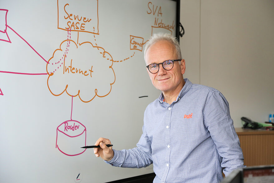 Digitalisierungsexperte Klaus steht vor einem digitalen Whiteboard.