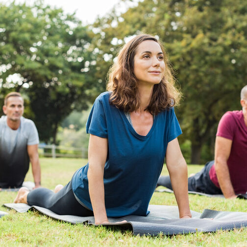 Personen bei Yoga im Freien