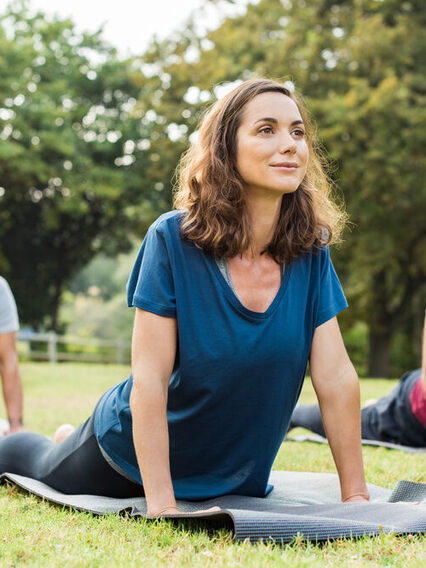 Personen bei Yoga im Freien