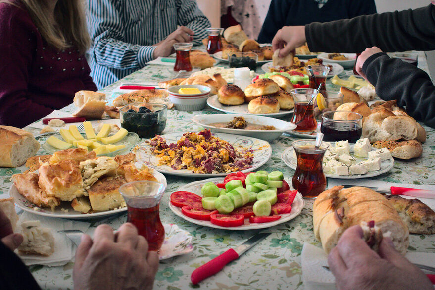 Muslimische Familie beim Fastenbrechen