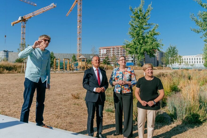 Der stellvertretende Leiter des Stadtplanungsamtes, Matthias Bertram, Oberbürgermeister Dr. Frank Nopper, Bundesbauministerin Klara Geywitz und Ministerin für Landesentwicklung und Wohnen, Nicole Razavi, auf dem Gelände des Sanierungsgebiet Veielbrunnen in Bad Cannstatt.