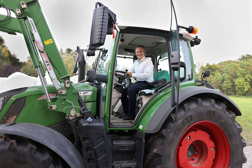 Beim Besuch des Milchhofs Hiller durfte OB Nopper Traktor fahren.