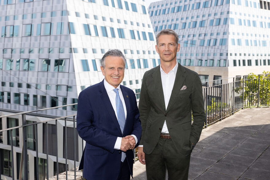 Breuninger-Geschäftsführer Holger Beck und Oberbürgermeister Nopper auf der Terrasse des Kaufhauses Breuninger.