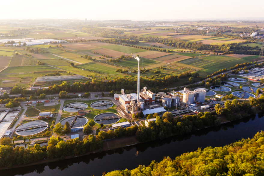 Das Hauptklärwerk Mühlhausen liegt direkt am Neckar.