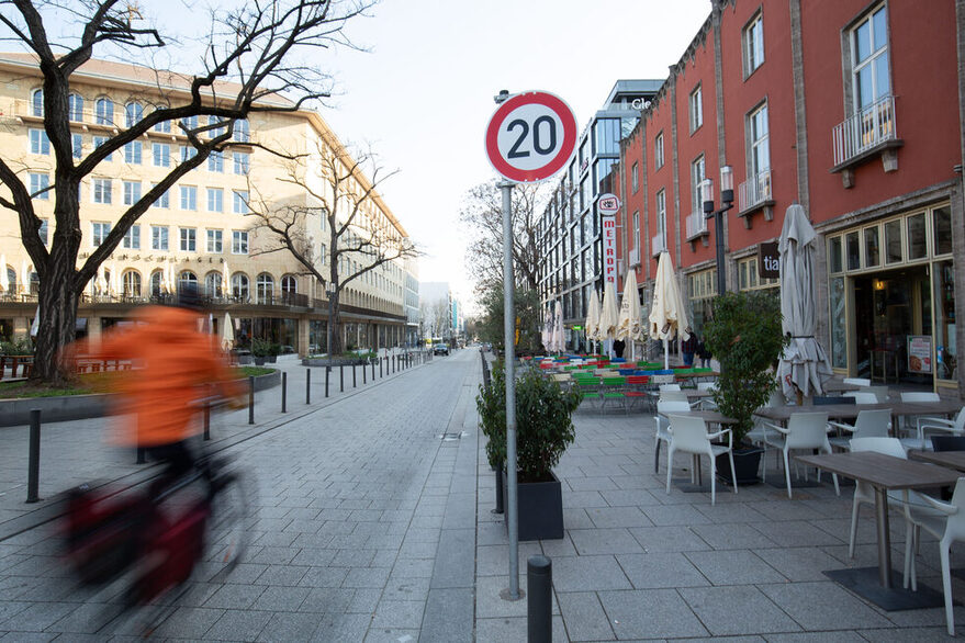 Ein Fahrradfahrer fährt entlang der Lautenschlagertraße.