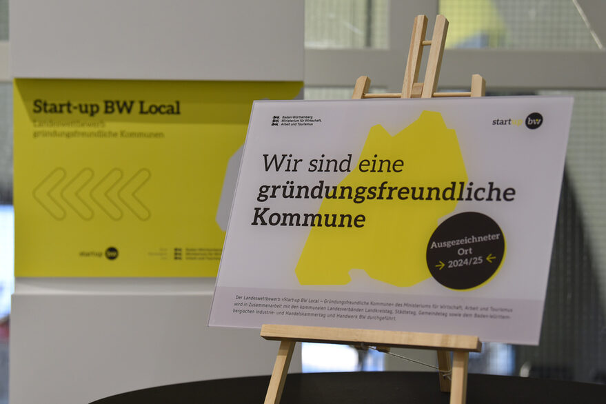 Auf einer Tafel steht: Wir sind eine gründungsfreundliche Kommune