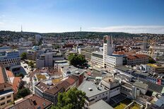 Auf dem Bild ist das Stuttgarter Rathaus und der Marktplatz von schräg oben zu sehen.