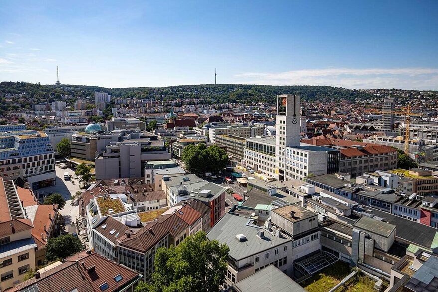 Auf dem Bild ist das Stuttgarter Rathaus und der Marktplatz von schräg oben zu sehen.