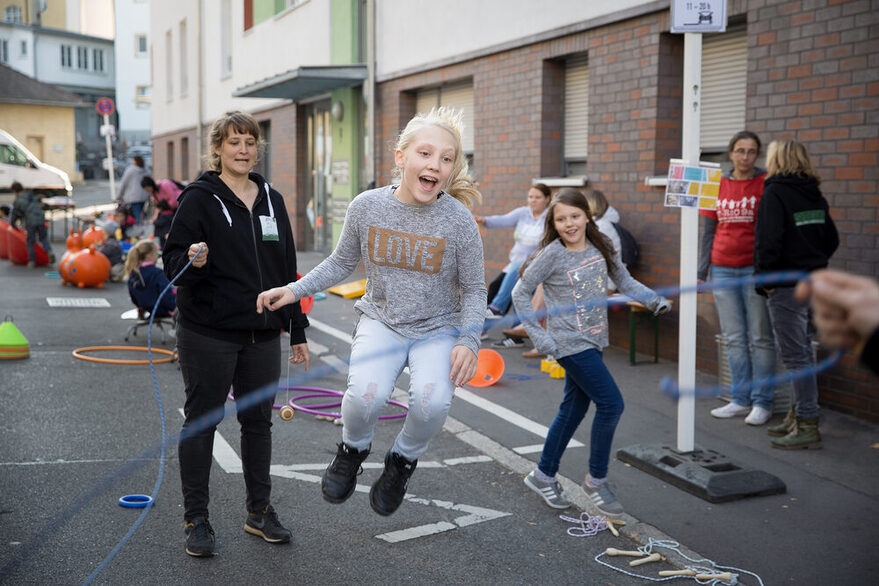 Temporäre Spielstraße, auf der die Kinder Seil springen können.