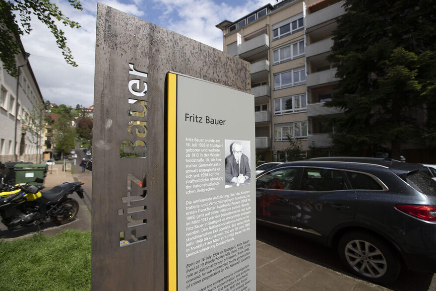 Gedenkstele für Fritz Bauer in der Wiederholdstraße in Stuttgart