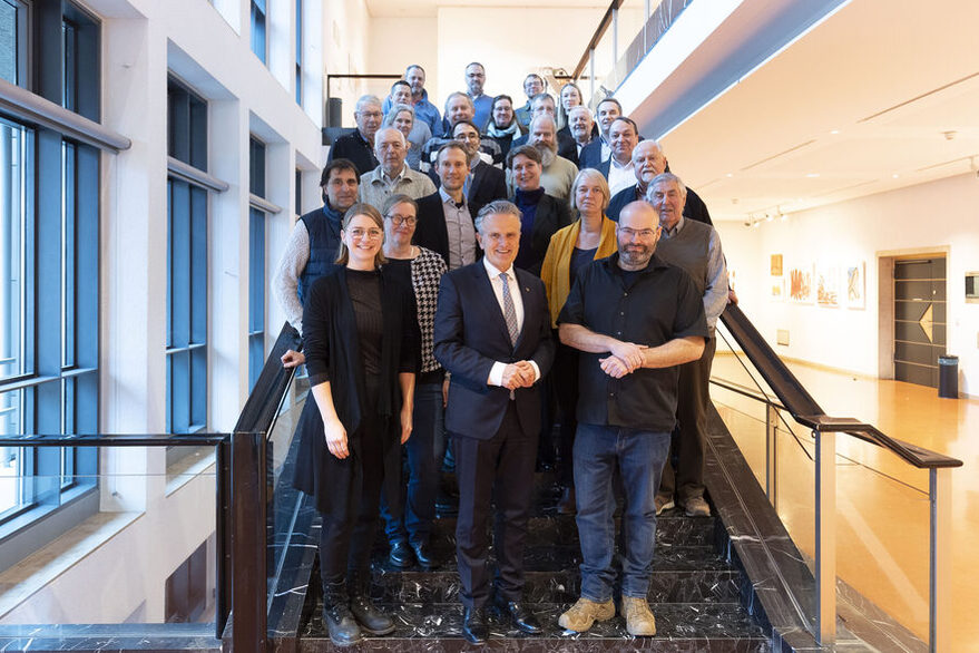 Die Teilnehmerinnen und Teilnemher beim „Runden Tisch Landwirtschaft“ posieren auf der Treppe im Rathaus, vorne in der Mitte steht Oberbürgermeister Dr. Frank Nopper.