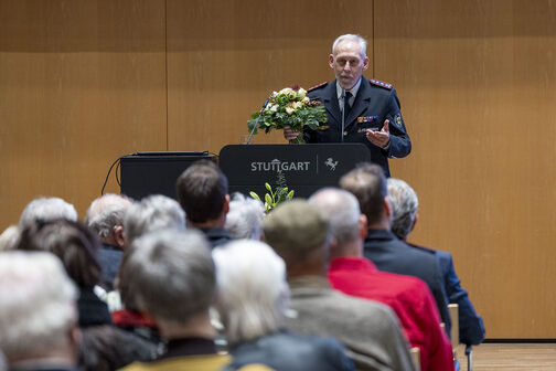 Hans Dieter Krebs spricht zu den Gästen.