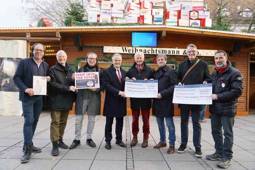 Gruppenbild: OB Nopper übergibt symbolisch die Spenden von „Weihnachtsmann & Co.“.