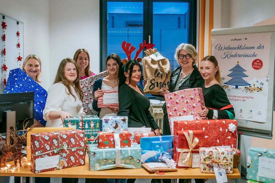 Mitarbeiterinnen der Stadt Stuttgart mit Geschenken vom Weihnachtsbaum der Kinderwünsche