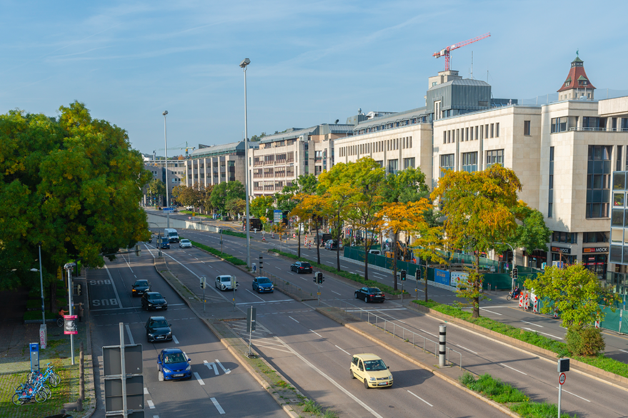Grüne Bäume und Autos auf der Hauptstätter Straße in Stuttgart
