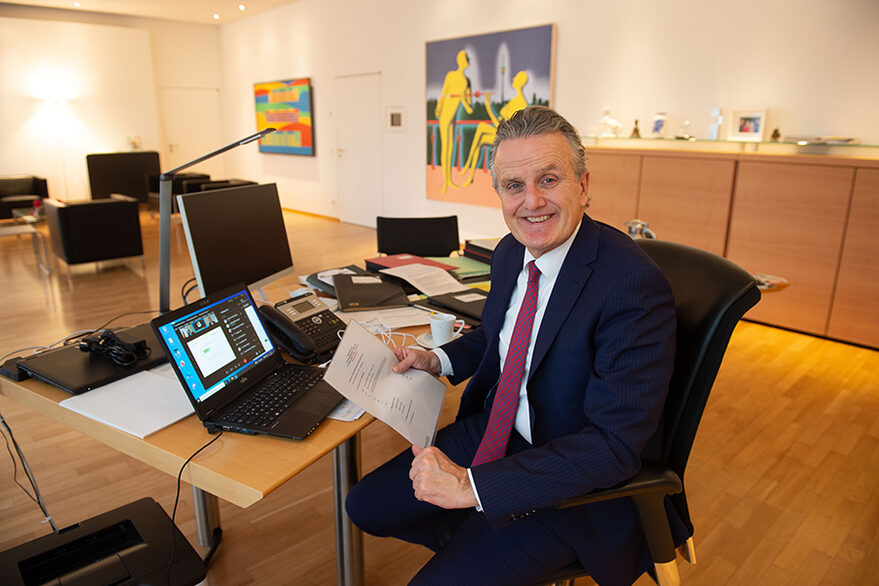 Oberbürgermeister Frank Nopper sitzt in seinem Büro am Schreibtisch und schaut in die Kamera. Auf seinem Schreibtisch befinden sich ein Laptop und weitere Unterlage. Im Hintergrund ist das Büro zu erkennen.n