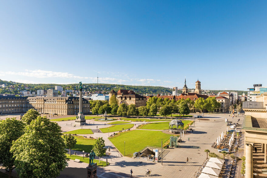 Blick auf das Neue und Alte Schloss, den Schlossplatz und die Königstraße in Stuttgart