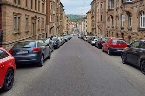 Parkende Autos in der Stadt