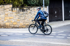 Ein Fahrradfahrer auf einem Radweg.