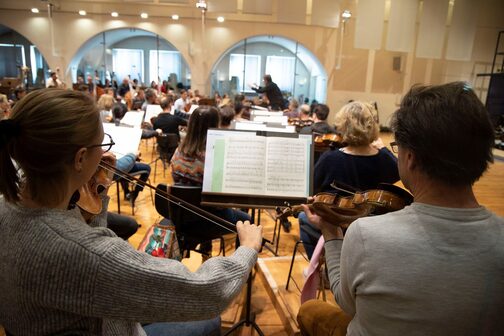 Das Orchester spielt während der Pressekonferenz zum 100-jährigen Bestehen der Stuttgarter Philharmoniker und der Kulturgemeinschaft.
