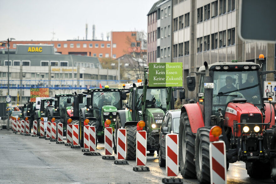 Mehrere Traktoren stehen entlang der B14, nahe dem Neckartor in einer Reihe.