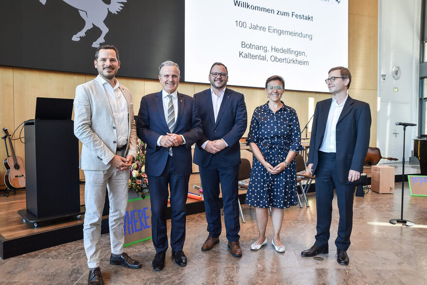 V.l.n.r.: Raiko Grieb (Stuttgart-Süd), OB Nopper, Kevin Latzel (Obertürkheim), Mina Smakaj (Botnang), Kai Freier (Hedelfingen)