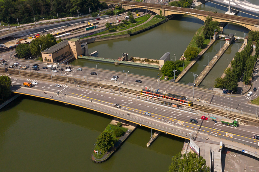 Luftaufnahme der König-Karls-Brücke über dem Neckar