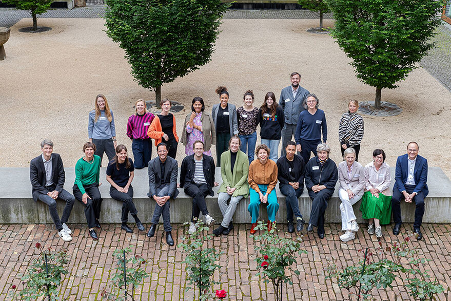 Das Foto zeigt ein Gruppenbild der Jurymitglieder für den Wettbewerb um ein neues Kunstprojekt in Stuttgart.